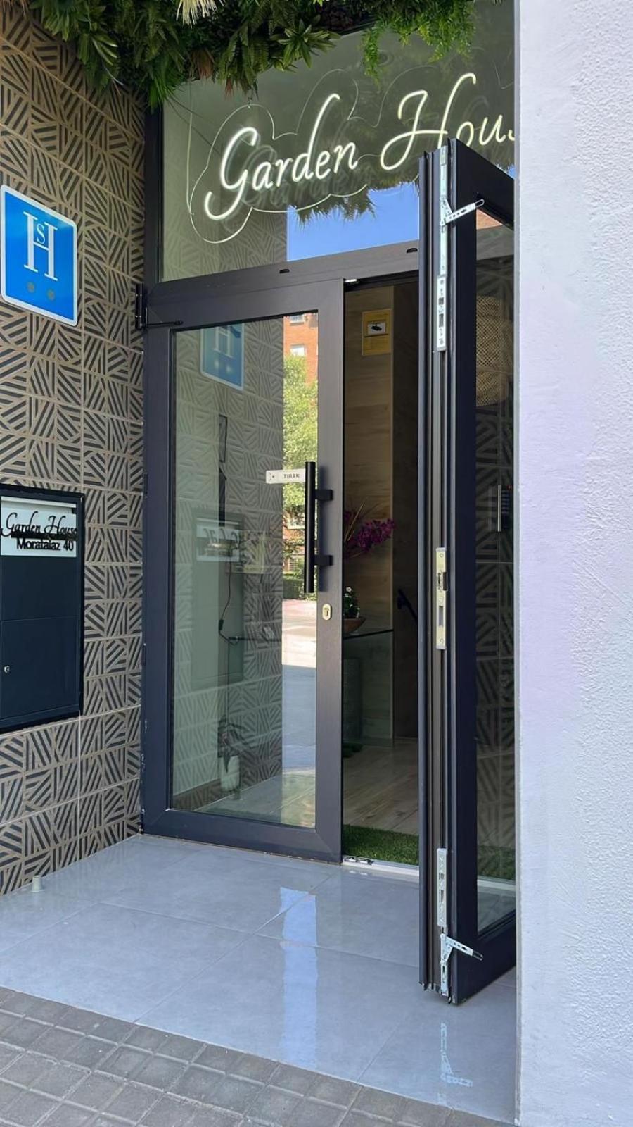 Garden House Madrid Hotel Bagian luar foto
